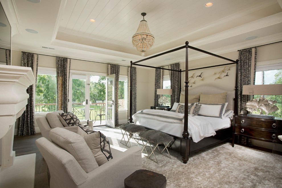 Esempio di una camera da letto stile marinaro con pareti beige, parquet scuro e pavimento marrone