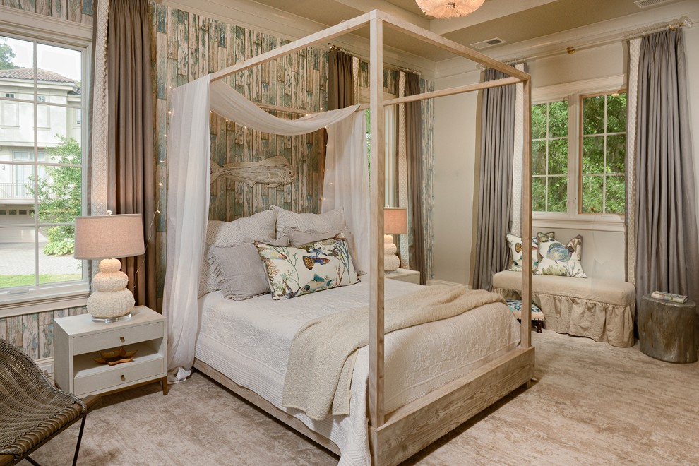 Modelo de dormitorio costero con paredes beige, moqueta y suelo gris