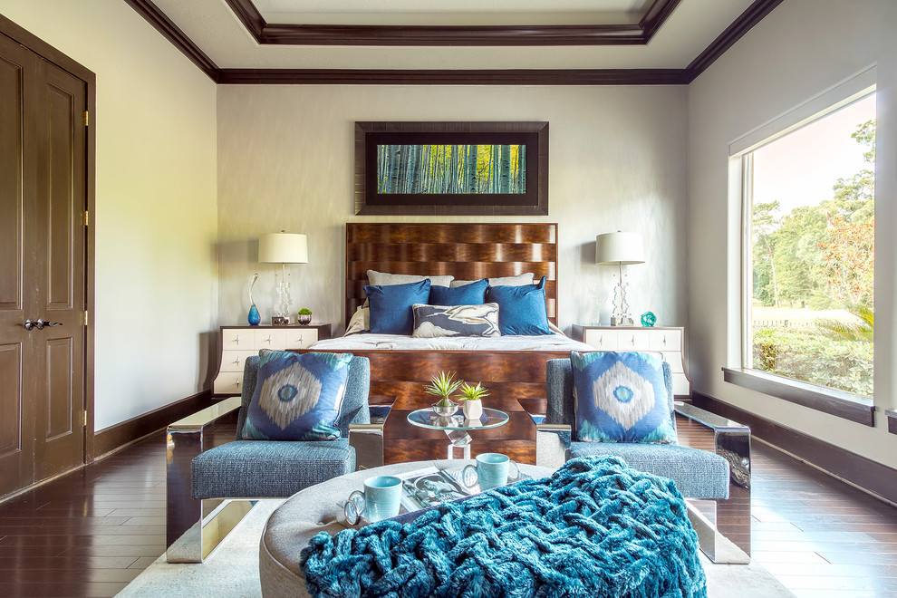 Imagen de dormitorio principal clásico renovado con paredes blancas y suelo de madera oscura
