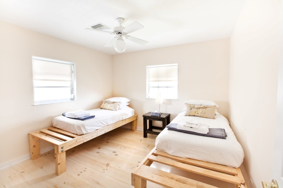 На фото: гостевая спальня среднего размера, (комната для гостей) в современном стиле с белыми стенами, светлым паркетным полом и белым полом