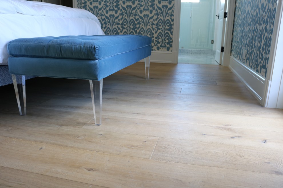 Imagen de habitación de invitados costera de tamaño medio con suelo de madera clara