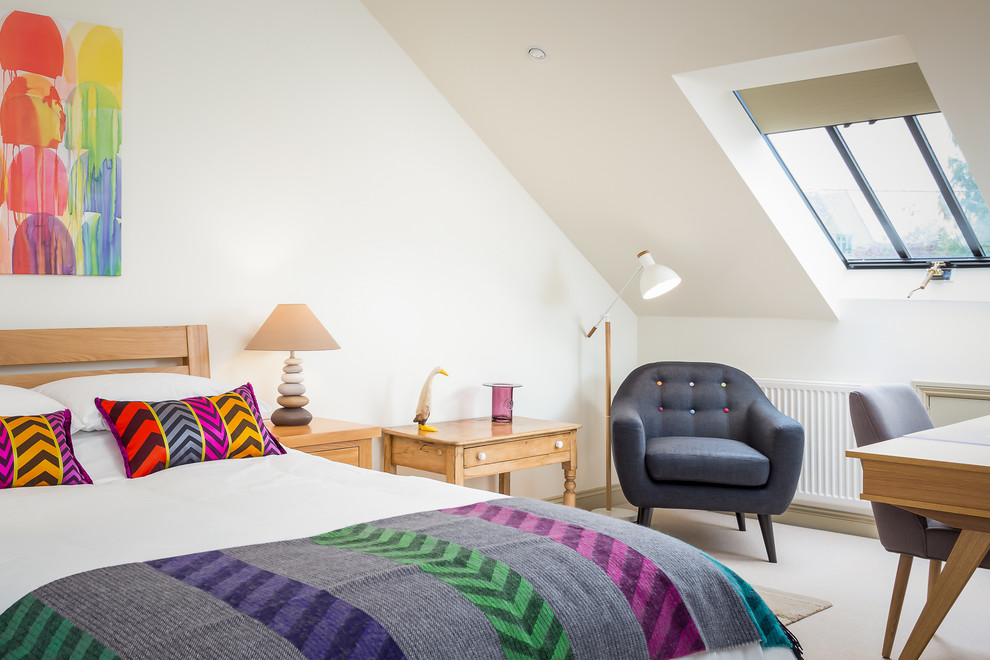 Свежая идея для дизайна: большая хозяйская спальня в скандинавском стиле с ковровым покрытием - отличное фото интерьера