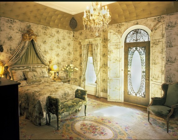 ナッシュビルにある広いトラディショナルスタイルのおしゃれな主寝室 (緑の壁、無垢フローリング、暖炉なし) のインテリア