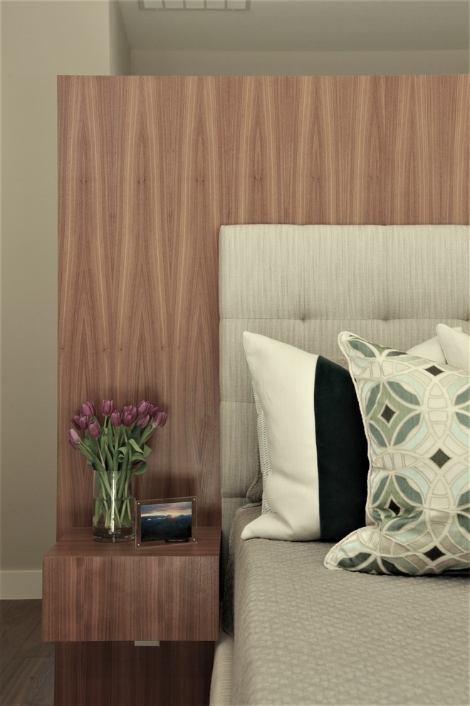 Ejemplo de dormitorio principal tradicional renovado de tamaño medio con paredes beige, suelo de madera en tonos medios y suelo marrón