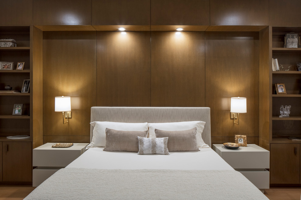 Idee per una camera da letto classica con pareti marroni e pavimento in legno massello medio