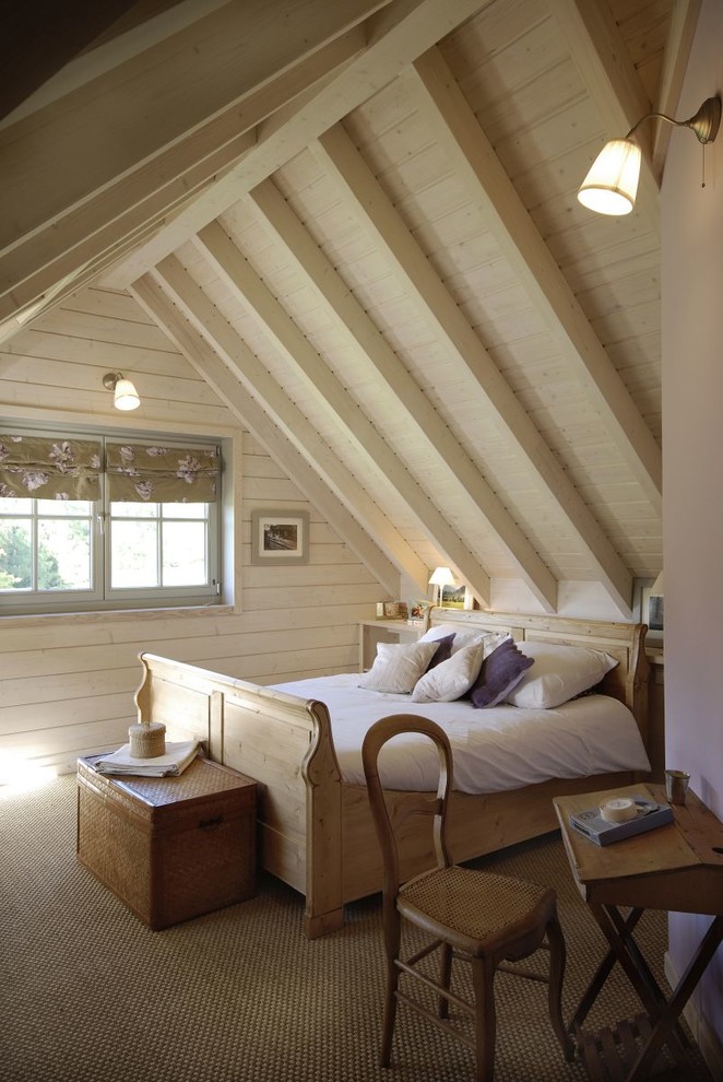 Immagine di una camera matrimoniale chic di medie dimensioni con pareti bianche, pavimento beige e moquette