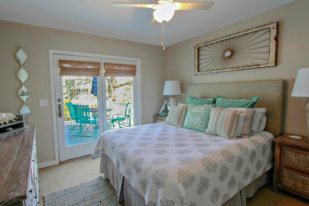 Diseño de dormitorio principal costero de tamaño medio con paredes beige, moqueta y suelo beige