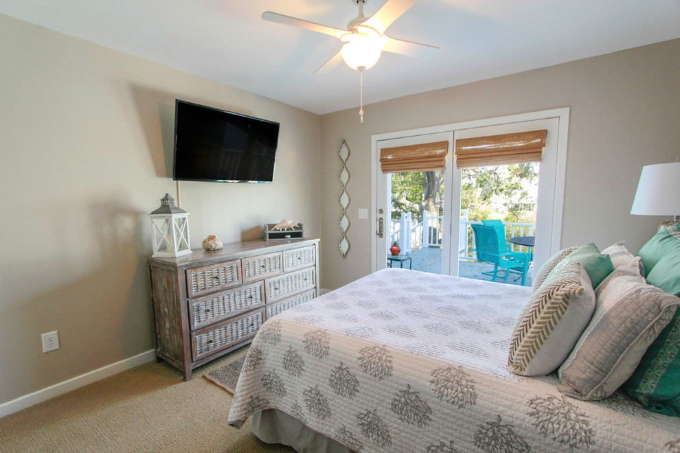 Imagen de dormitorio principal marinero de tamaño medio con paredes beige, moqueta y suelo beige