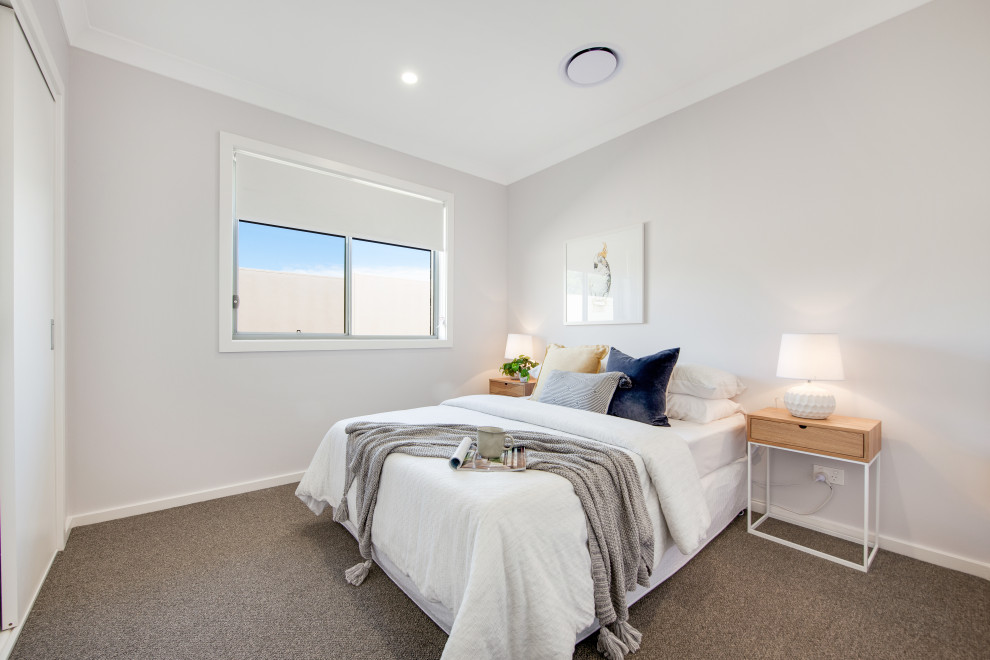 Стильный дизайн: маленькая хозяйская спальня в современном стиле с серыми стенами, ковровым покрытием и серым полом для на участке и в саду - последний тренд