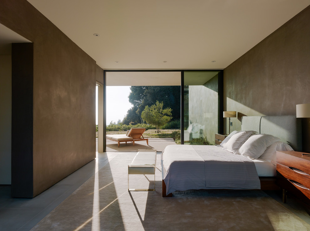 Cette photo montre une grande chambre moderne avec un mur marron et un sol gris.
