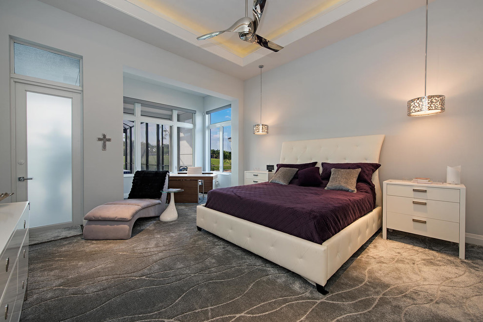 マイアミにあるコンテンポラリースタイルのおしゃれな主寝室 (白い壁、カーペット敷き、グレーの床)