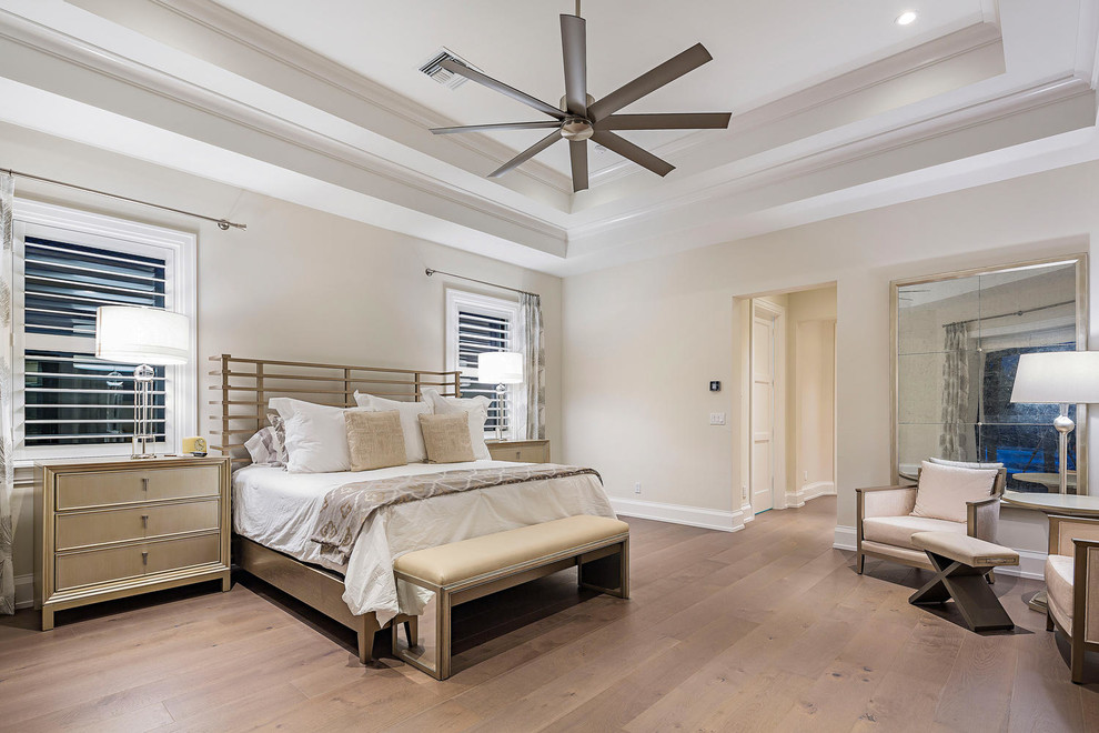マイアミにあるトランジショナルスタイルのおしゃれな寝室 (白い壁、無垢フローリング、茶色い床) のレイアウト