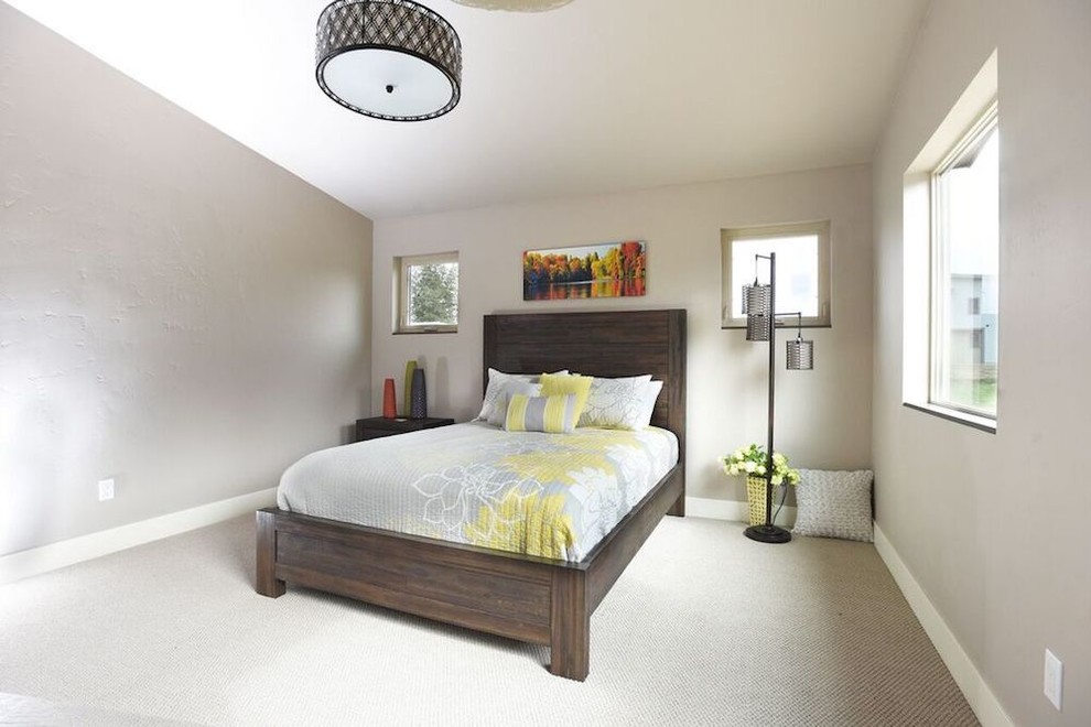 他の地域にある中くらいなトランジショナルスタイルのおしゃれな客用寝室 (グレーの壁、カーペット敷き、ベージュの床、グレーとブラウン) のインテリア