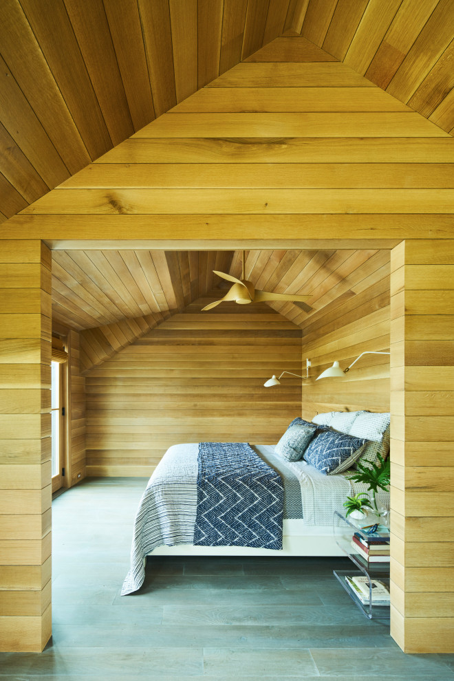 Diseño de dormitorio actual con paredes marrones, suelo de madera en tonos medios y suelo verde
