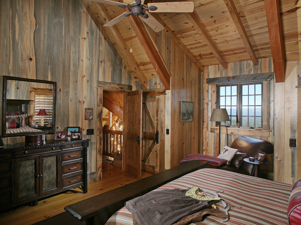 Foto di una camera da letto rustica con pareti marroni e pavimento in legno massello medio
