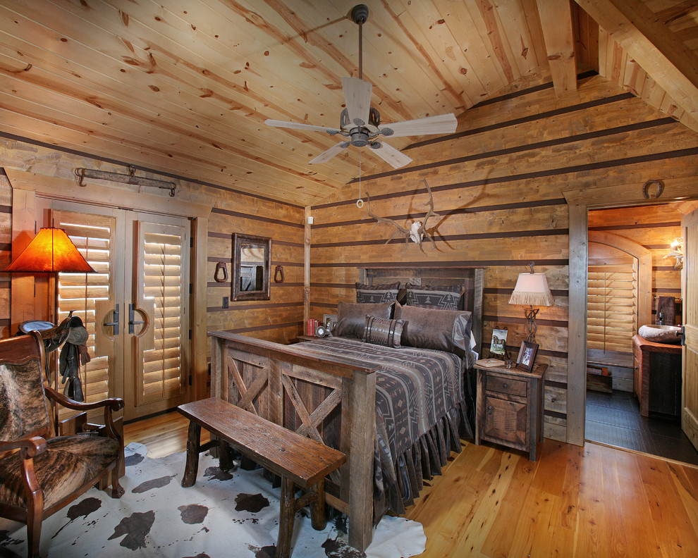 Ejemplo de dormitorio rústico con suelo de madera en tonos medios