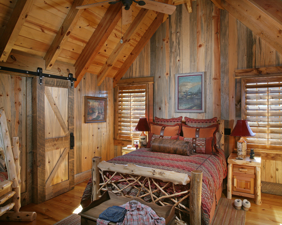 Cette image montre une chambre chalet avec un sol en bois brun.