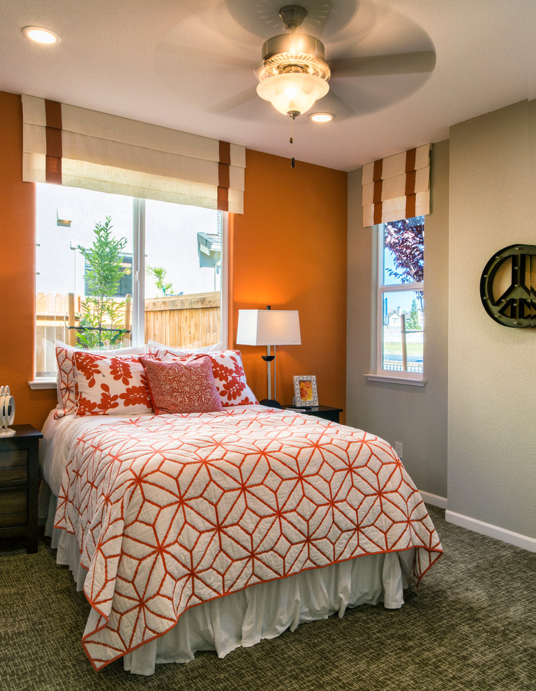 Ispirazione per una camera degli ospiti di medie dimensioni con pareti arancioni e moquette