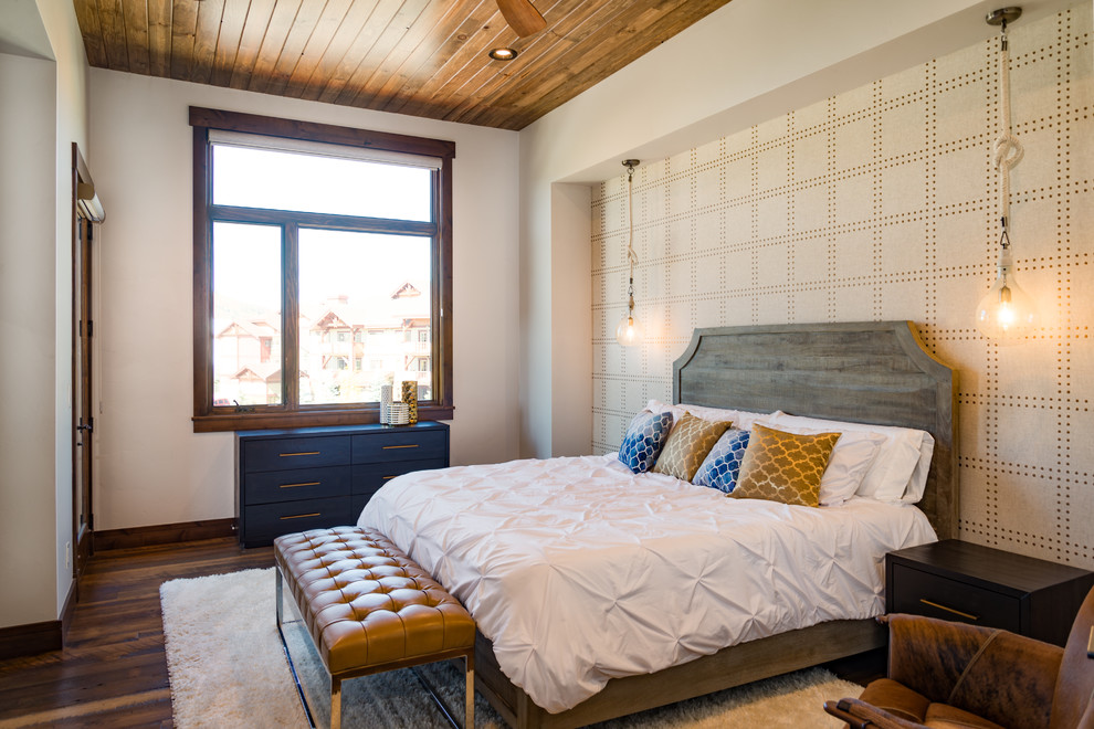 Réalisation d'une chambre parentale design de taille moyenne avec un mur beige, un sol en bois brun et aucune cheminée.