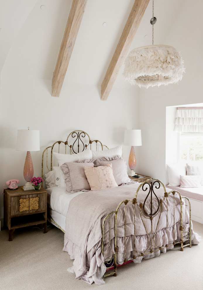 Shabby-Style Schlafzimmer mit weißer Wandfarbe und Teppichboden in Houston