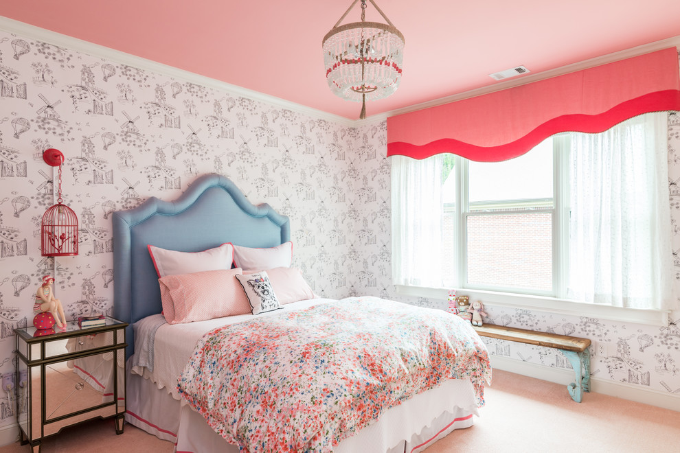 Idées déco pour une chambre avec moquette classique de taille moyenne avec un mur blanc et un sol rose.