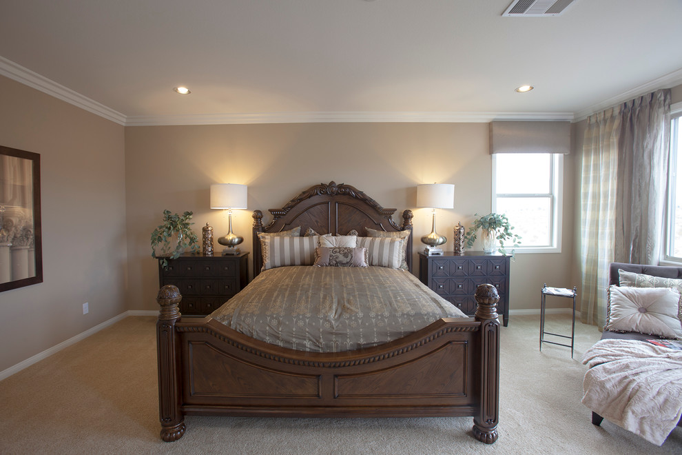 Imagen de dormitorio principal clásico grande con paredes beige y moqueta