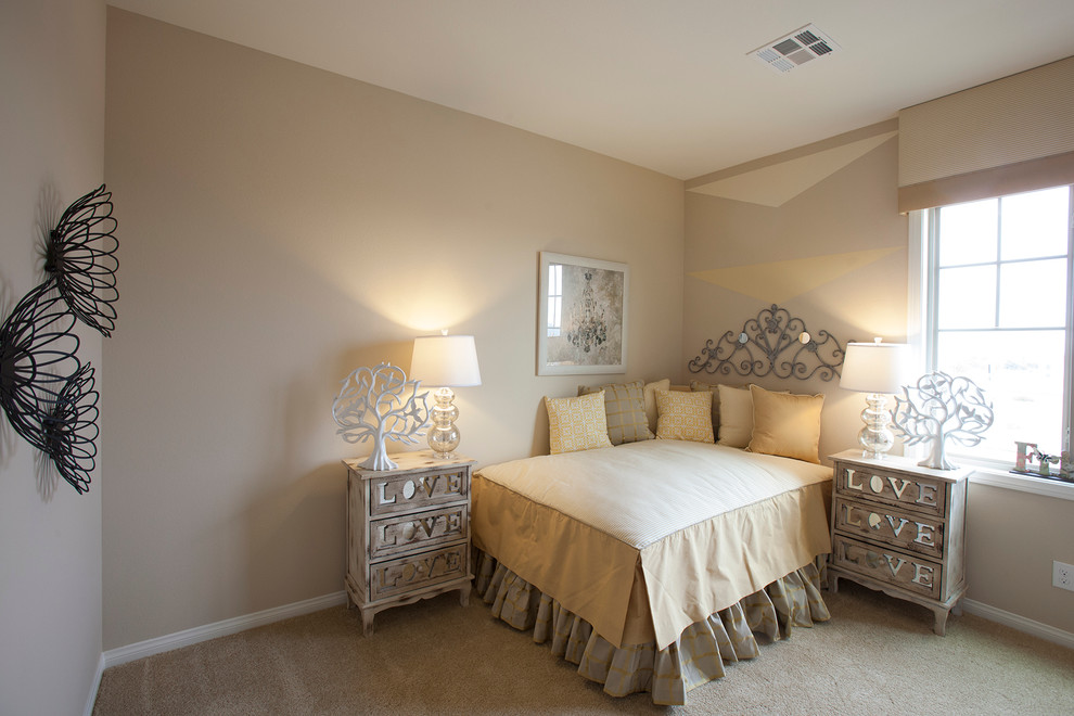 Foto di una piccola camera degli ospiti classica con pareti beige e moquette