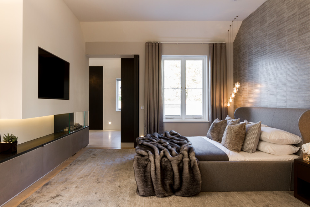 Foto di una camera da letto minimal di medie dimensioni con pareti bianche, parquet chiaro, pavimento beige e camino lineare Ribbon