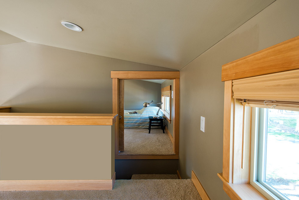 Foto di una piccola camera da letto american style con pareti grigie, moquette e nessun camino