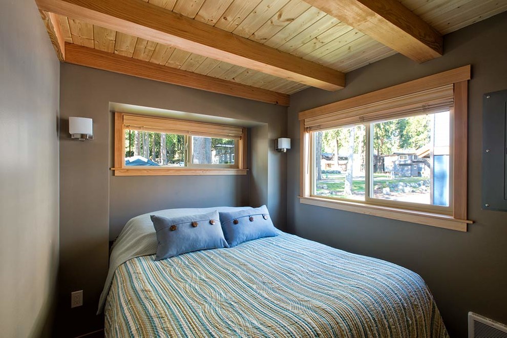 Kleines Uriges Hauptschlafzimmer ohne Kamin mit brauner Wandfarbe und dunklem Holzboden in Seattle
