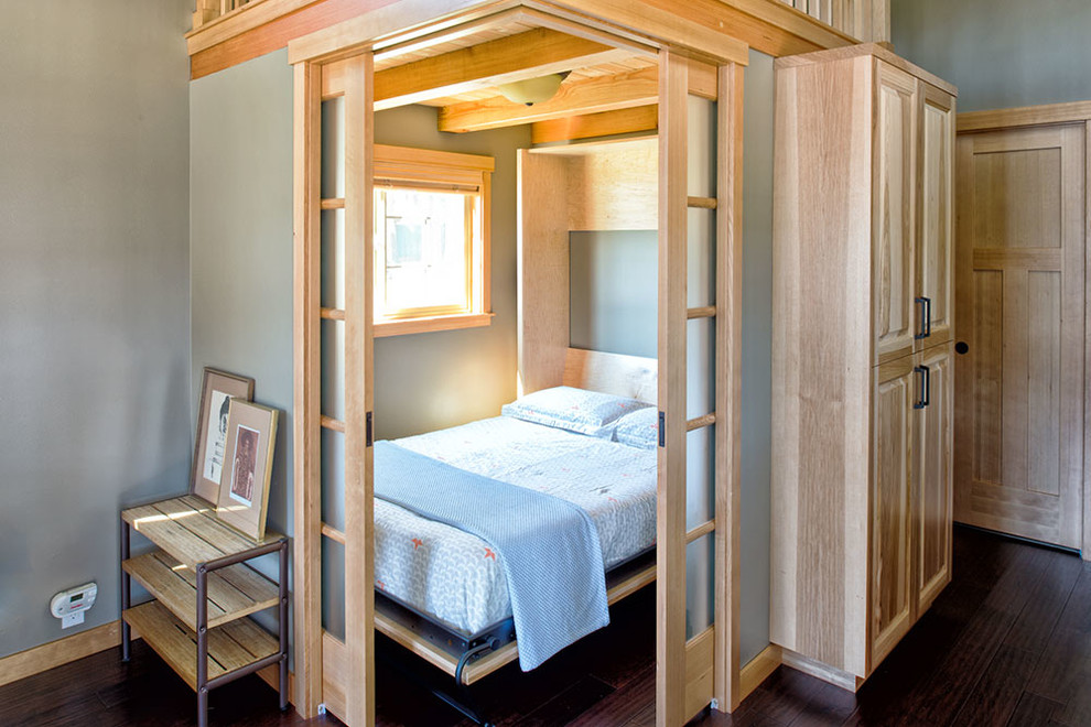 Cette image montre une petite chambre d'amis craftsman avec un mur gris, parquet foncé et aucune cheminée.