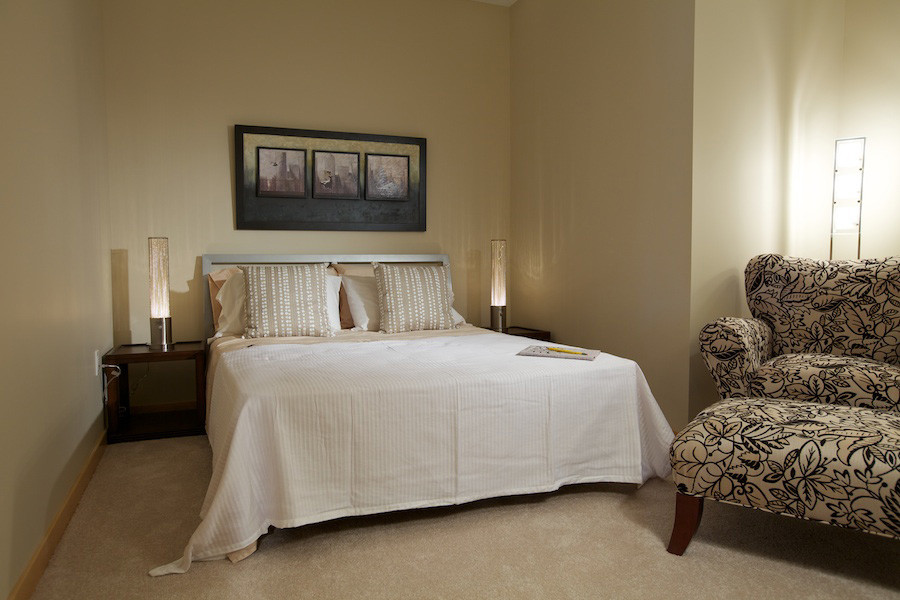 Свежая идея для дизайна: гостевая спальня среднего размера, (комната для гостей) в стиле неоклассика (современная классика) с бежевыми стенами и ковровым покрытием без камина - отличное фото интерьера