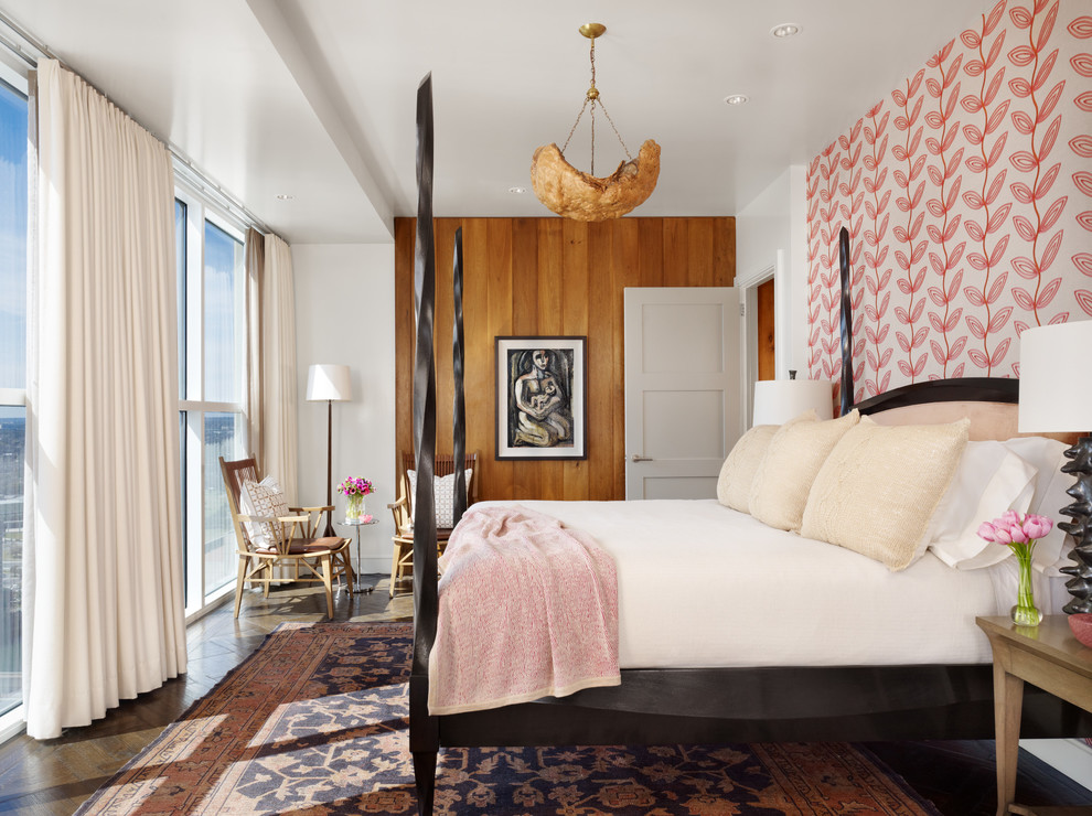 Foto de dormitorio principal vintage sin chimenea con paredes multicolor, suelo de madera oscura y suelo marrón