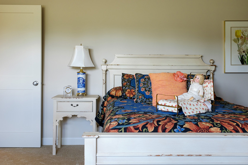 Ejemplo de habitación de invitados ecléctica de tamaño medio con paredes beige y moqueta