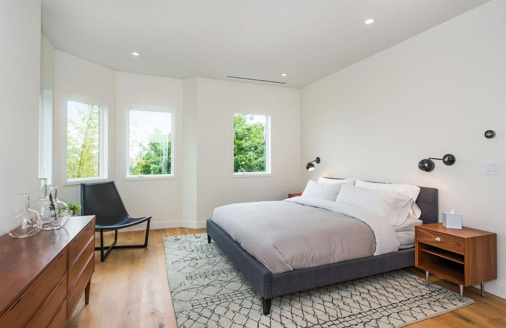 Idées déco pour une chambre parentale contemporaine de taille moyenne avec un mur blanc, parquet clair et un sol beige.