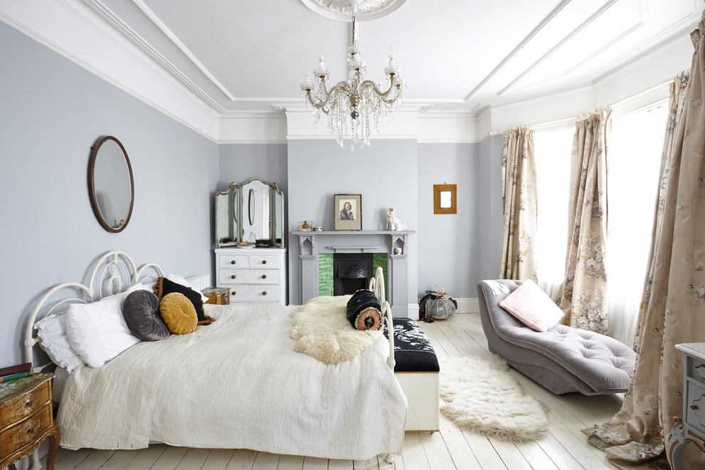 Cette image montre une grande chambre parentale victorienne avec parquet peint, une cheminée standard et un sol blanc.