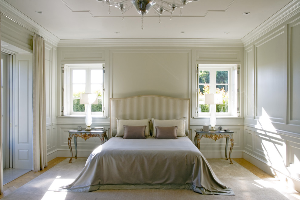 Idee per una camera da letto tradizionale con pareti bianche, pavimento in legno massello medio e nessun camino