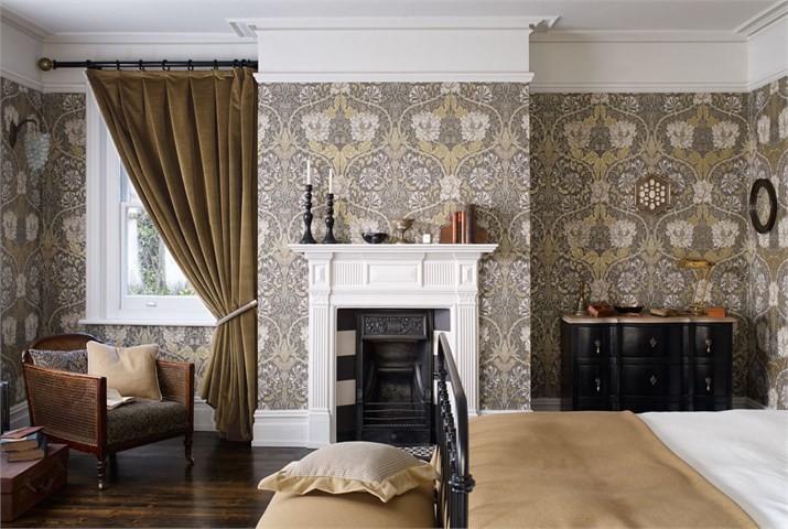 Modelo de habitación de invitados clásica de tamaño medio sin chimenea con paredes multicolor y suelo de madera oscura