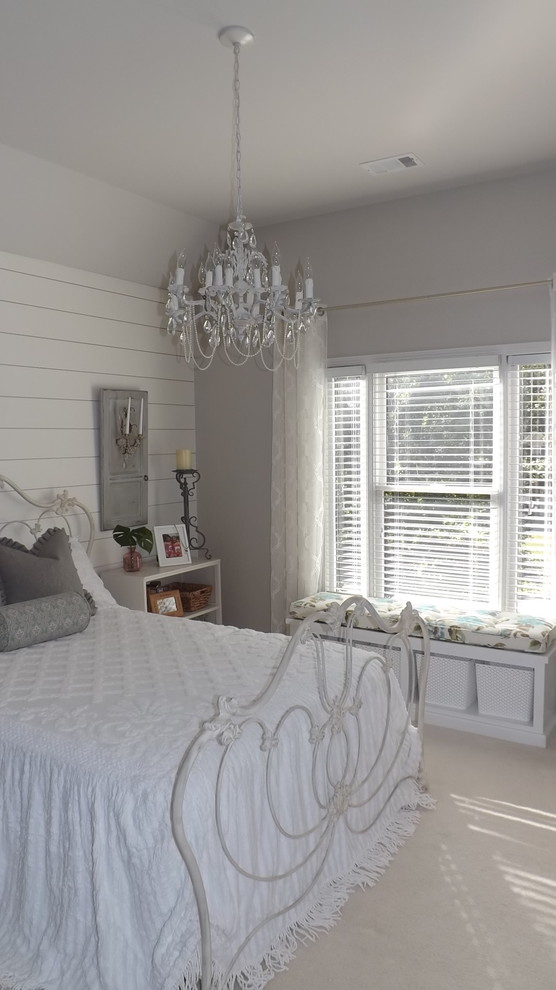 Стильный дизайн: большая хозяйская спальня в стиле кантри с белыми стенами, ковровым покрытием и белым полом без камина - последний тренд