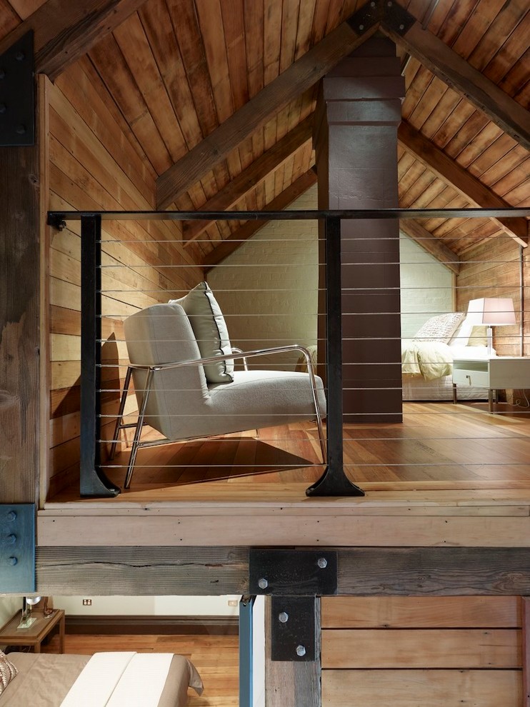 Mittelgroßes Stilmix Schlafzimmer im Loft-Style mit brauner Wandfarbe, braunem Holzboden und braunem Boden in Sydney