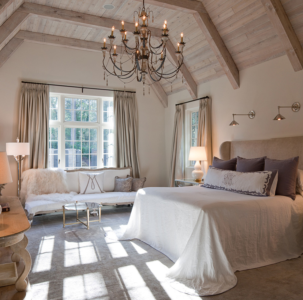 Immagine di un'ampia camera matrimoniale classica con pareti beige, moquette, nessun camino e pavimento beige