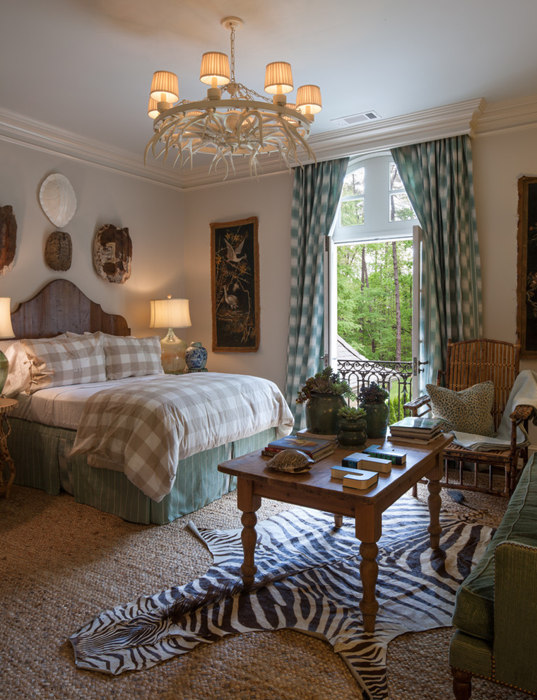 Modelo de habitación de invitados tradicional grande con paredes blancas y suelo de madera en tonos medios