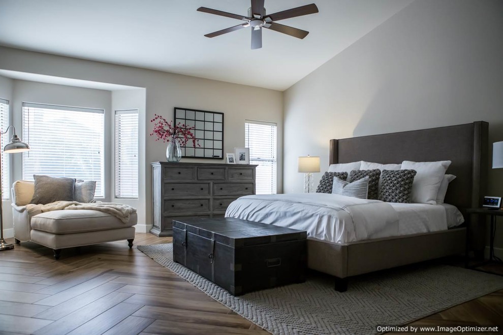 На фото: хозяйская спальня среднего размера в стиле неоклассика (современная классика) с серыми стенами и светлым паркетным полом без камина с