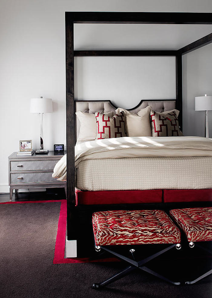 Mittelgroßes Modernes Hauptschlafzimmer ohne Kamin mit weißer Wandfarbe und braunem Holzboden in Houston