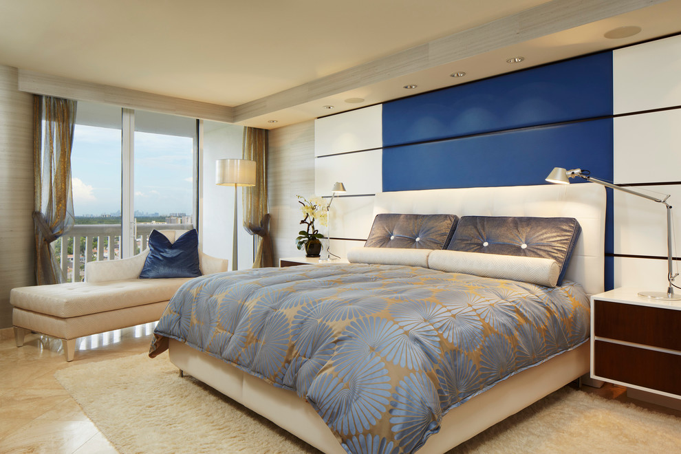 Идея дизайна: хозяйская спальня среднего размера в современном стиле с синими стенами, мраморным полом и акцентной стеной