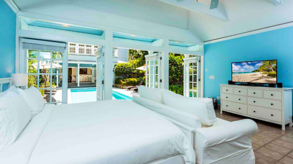 Свежая идея для дизайна: гостевая спальня среднего размера, (комната для гостей) в классическом стиле с синими стенами, полом из терракотовой плитки и коричневым полом - отличное фото интерьера