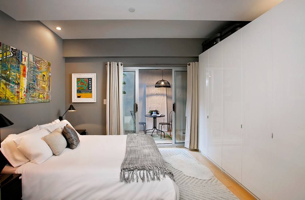 Свежая идея для дизайна: спальня в современном стиле с серыми стенами и светлым паркетным полом - отличное фото интерьера