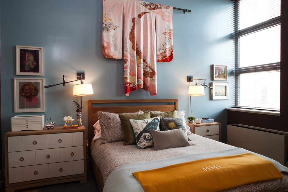 Стильный дизайн: спальня в стиле фьюжн с синими стенами - последний тренд