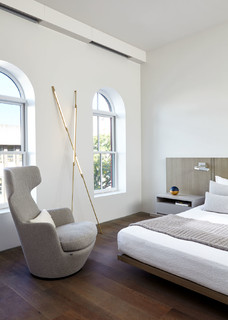 Camera da letto bianca con pavimento marrone - Foto, Idee