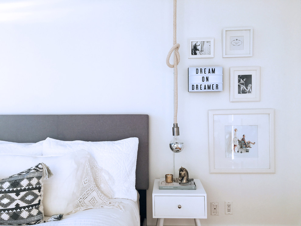 ニューヨークにある北欧スタイルのおしゃれな主寝室 (白い壁) のレイアウト